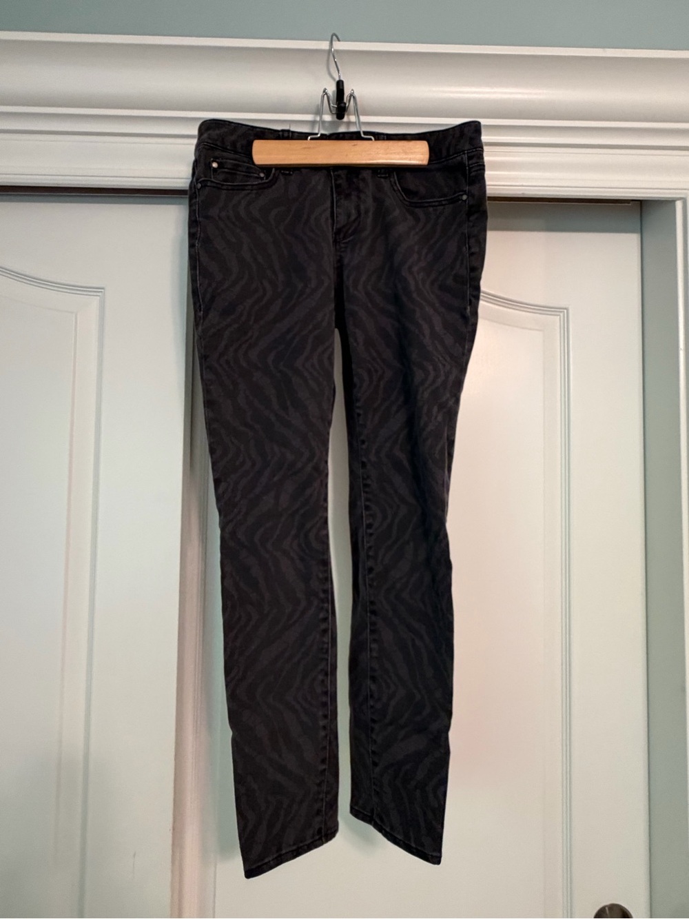 DKNY black/gray zebra print Jeggings in size 6.